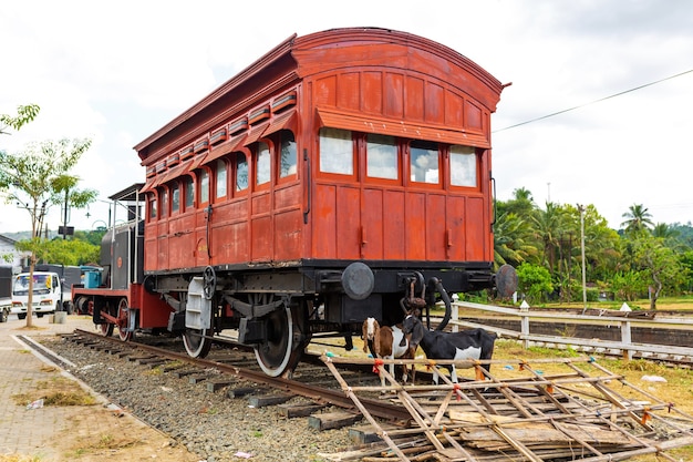 Vieux wagon de passagers abandonné du train