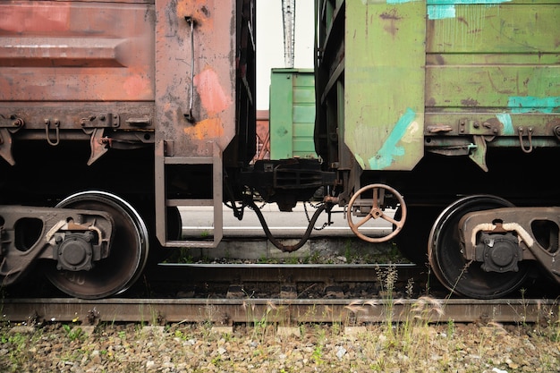 Vieux wagons de fret russes couplés debout sur les rails