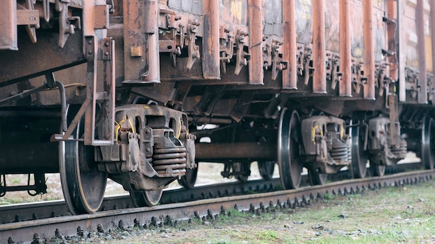 Vieux wagons rouillés sur les vols. Vue latérale, mise au point sélective.