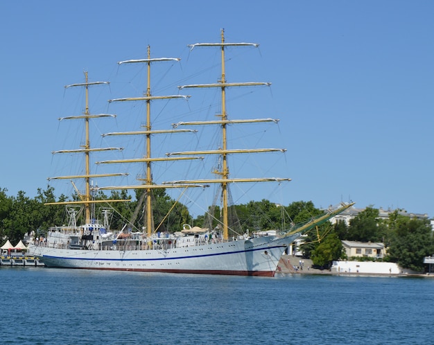 Vieux Yacht à Voiles Baissées Amarré Dans Le Port