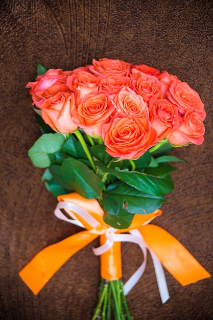 Vif beau bouquet de roses rouges