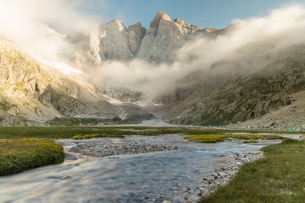 Photo vignemale peak entre les nuages dans le paysage de montagne des pyrénées françaises