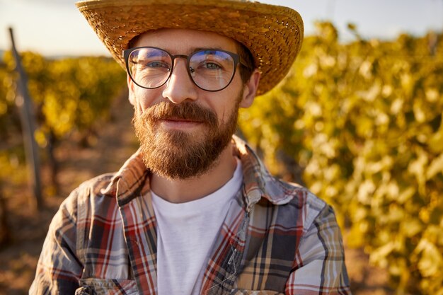 Vigneron confiant sur ferme de raisin