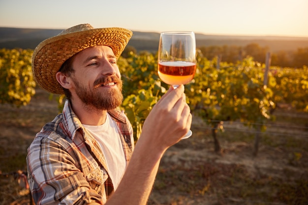 Vigneron avec verre de vin dans le vignoble