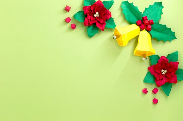 Vignette de fleurs de poinsettia en papier volumétrique et cloches de Noël avec branche de houx