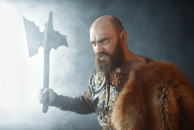 Viking en colère avec hache, esprit martial, barbare