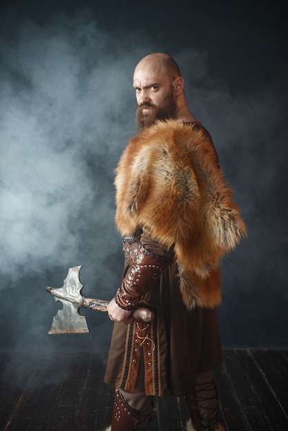 Viking en colère avec hache, esprit martial, barbare