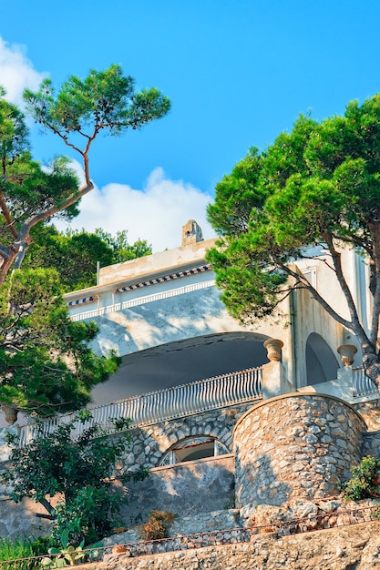 Villa sur l'île de Capri avec montagne en arrière-plan, Italie