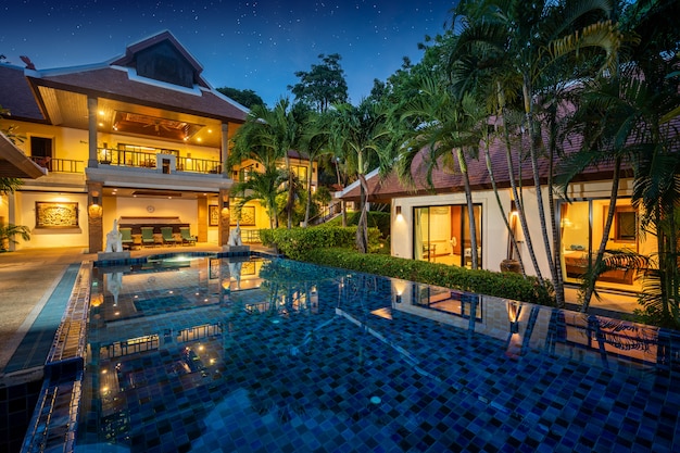 Villa de luxe balinaise thaïlandaise avec piscine à débordement