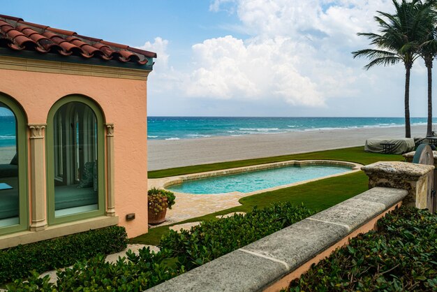 Villa de luxe avec piscine au-dessus de la côte de la mer.