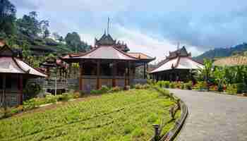 Photo villa avec maison minangkabau ou style rumah gadang dans une belle vue sur le paysage