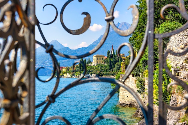 Villa Monastero sur le lac de Côme en été en Italie