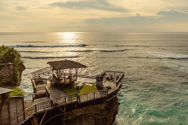 Villa avec piscine sur la falaise de la plage d'Uluwatu, Bali, Indonésie