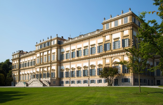 Villa royale de Monza avec jardin