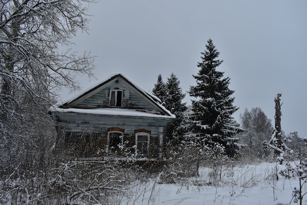 Village abandonné dans la neige en hiver