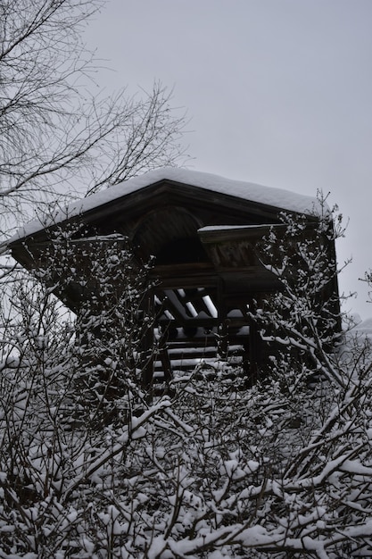 Village abandonné dans la neige en hiver