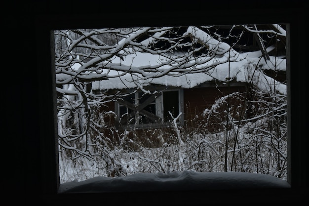 Village abandonné dans la neige en hiver