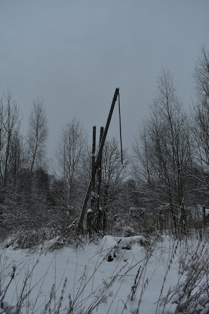 Village abandonné dans la neige en hiver