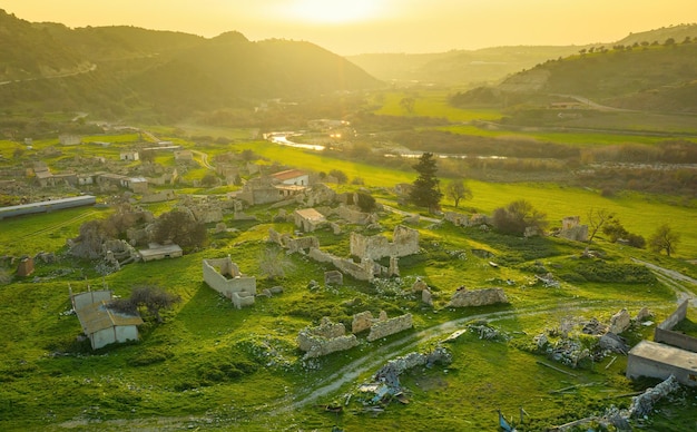 Village abandonné Souskiou dans le district de Paphos Chypre Paysage aérien au coucher du soleil