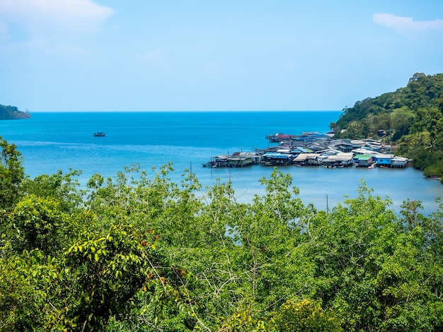 Village d'Ao Yai Koh kood trat Thaïlande Scène de village local de pêcheurs avec de nombreuses maisons dans la mer bleue tropicale et la montagne verte avec une belle vue à ciel ouvert le jour du soleil d'été