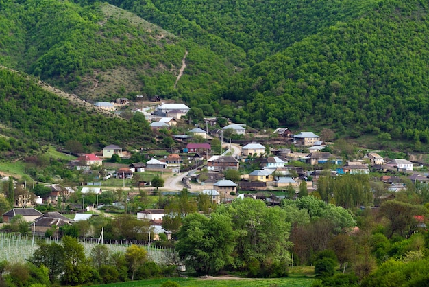 Un village au pied de la chaîne de montagnes du Caucase