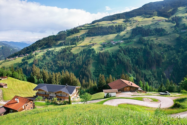 Village autrichien dans les Alpes