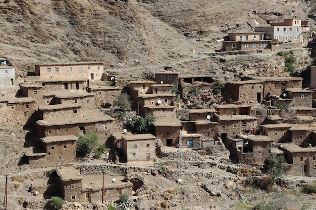 Village aux maisons en pisé dans le Haut Atlas (Maroc)