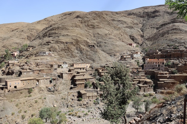 Village aux maisons en pisé dans le Haut Atlas (Maroc)