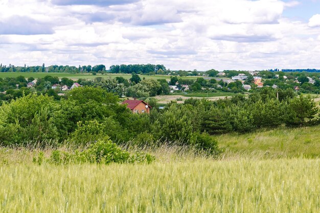 Village de campagne entouré de champs agricoles herbe vieilles maisons nature été printemps paysage