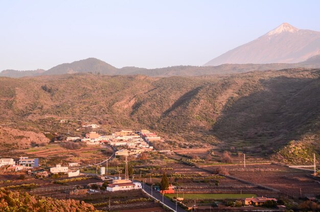 Village canarien parmi une forêt de pins dans la montagne à tenerife dans les îles espagnoles des Canaries.