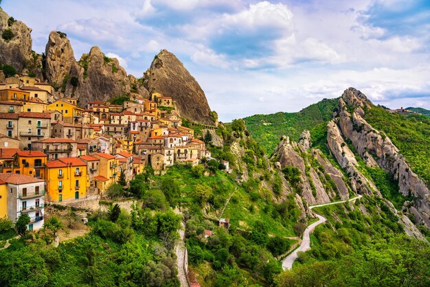 Photo le village de castelmezzano dans les apennins dolomites lucane basilicata italie