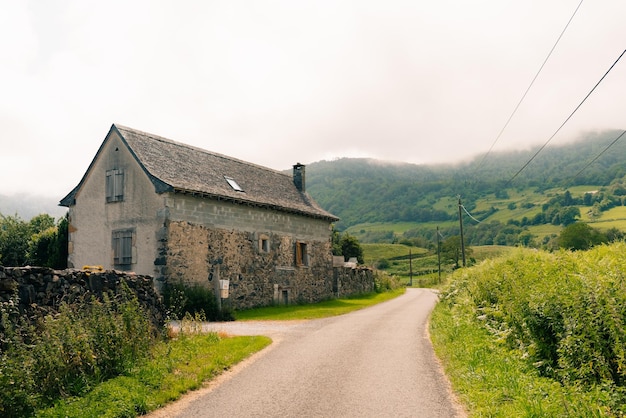 Le village et le cirque de Lescun dans les Pyrénées de la vallée de l'Aspe en France