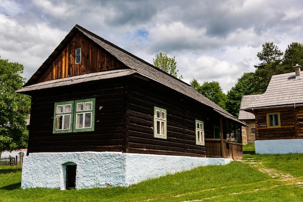Village contemporain en bois près du château de Stara Lubovna en Slovaquie