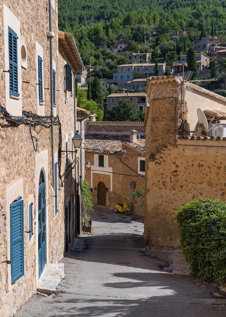 village côtier de Deia à Majorque en Espagne maisons traditionnelles rue étroite scooter à la fin