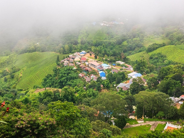 Photo village dans les collines des montagnes.