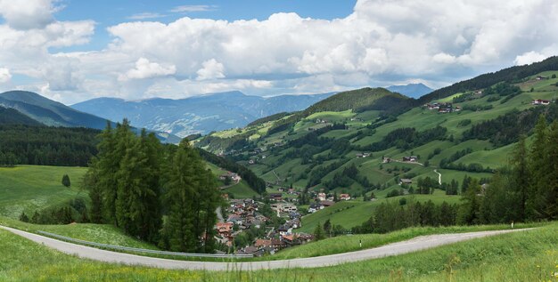 Village dans les Dolomites en Italie