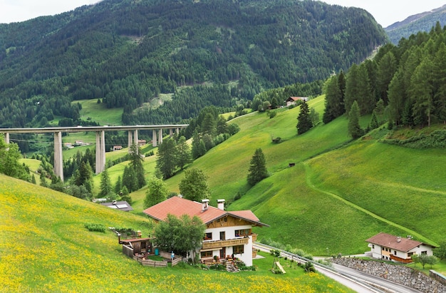 Village dans les Dolomites en Italie