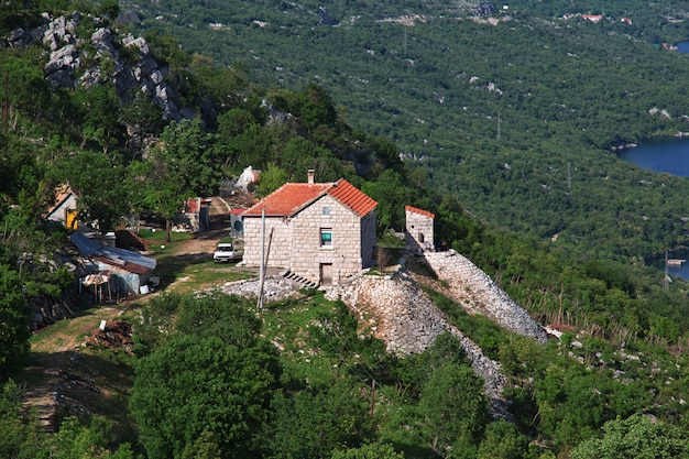 Le village dans les montagnes d'Albanie