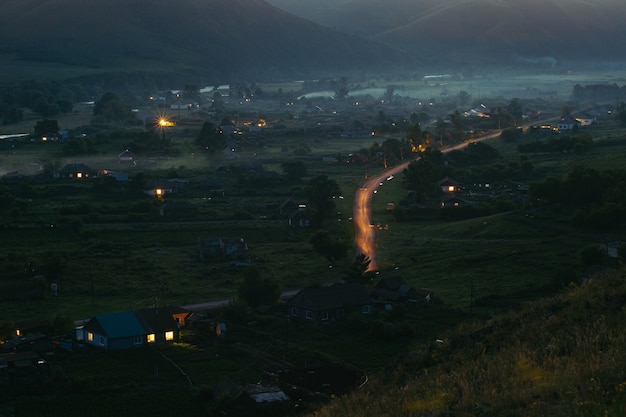 Le village dans les montagnes la nuit vue plongeante.