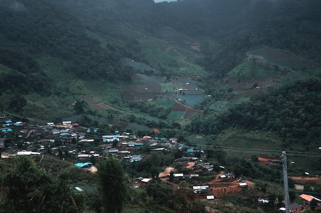 Village dans les montagnes pendant la saison des pluies de la forêt tropicale