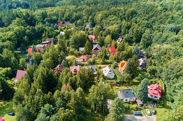 Village dans les montagnes avec vue aérienne de la forêt paysage de montagne