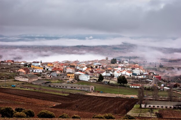 Un village dans les nuages avec le nom de la ville à droite