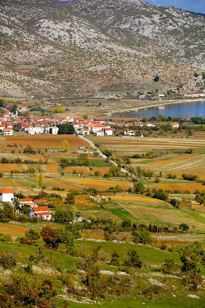 Village Dolna Gorica dans le district de Korce en Albanie orientale en automne