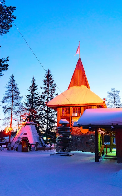 Village du Père Noël à Rovaniemi en Laponie finlandaise. Hiver de maison de bureau de Noël. Laponie et neige. Rendez-vous à Joulupukki au parc de vacances au pôle nord. Nouvel An. Poste avec lumières. Décoration d'arbre