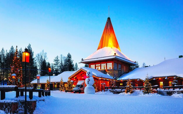 Village du Père Noël à Rovaniemi en Laponie finlandaise. Hiver de maison de bureau de Noël. Laponie et neige. Rendez-vous à Joulupukki au parc de vacances au pôle nord. Nouvel An. Poste avec lumières. Décoration d'arbre
