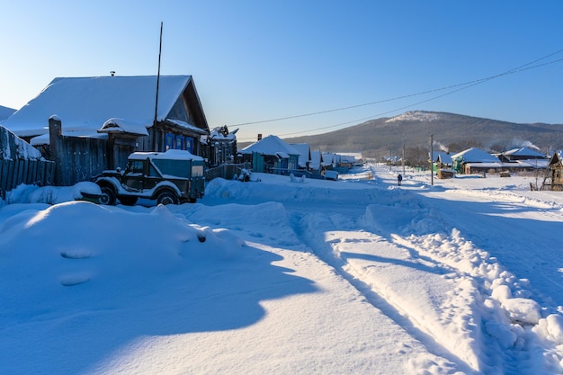 Un village enneigé en hiver dans les montagnes de l'Oural