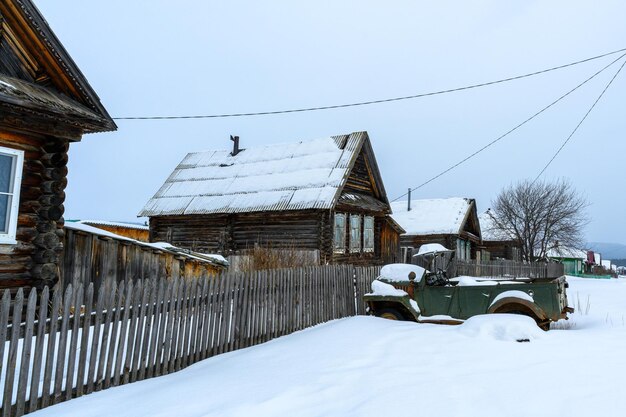 Photo un village enneigé en hiver dans les montagnes de l'oural