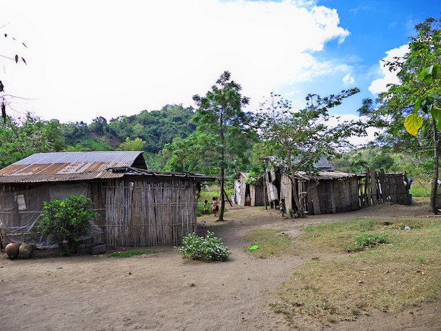 Le village ferme le volcan Taal aux Philippines