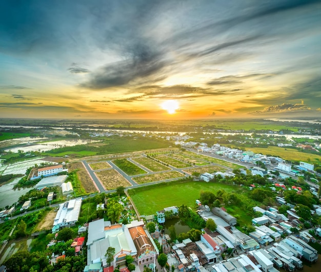 Village flottant le long de la rivière Hau à l'aube dans le ciel au-dessus de la zone frontalière du Vietnam, vue aérienne.