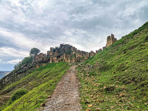 Village de Gamsutl dans les montagnes du Caucase Vieux bâtiments en pierre au sommet d'une falaise Daghestan Russie juin 2021